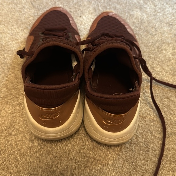 Women’s maroon Nike running shoes - Picture 2 of 5